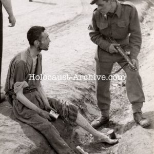 Bergen-Belsen - Photo of a British soldier talking to a prisoner