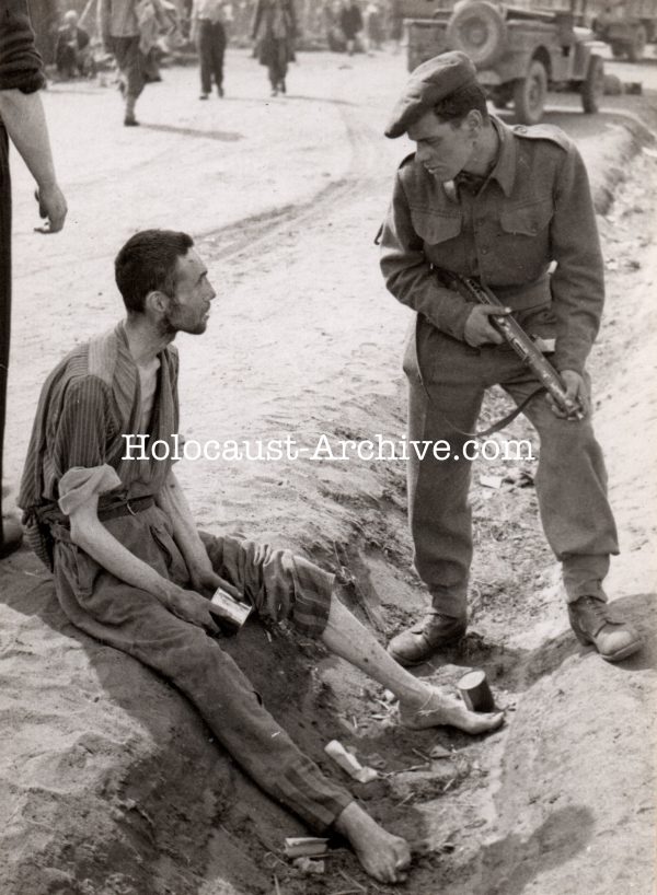 Bergen-Belsen - Photo of a British soldier talking to a prisoner