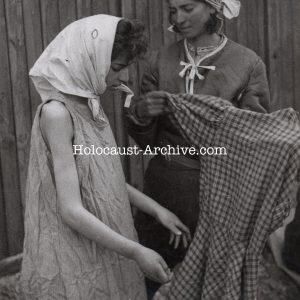 Bergen-Belsen - Photo of female prisoners with dress