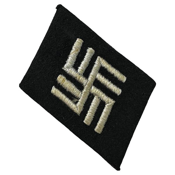 Black SS collar tab with silver-white embroidered bars in a stepped pattern, associated with temporary or trainee guards at Nazi concentration camps.