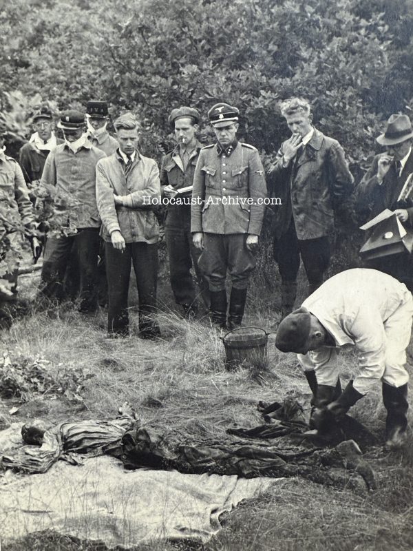 Amersfoort - Camp commander Karl Peter Berg during the exhumation of victims